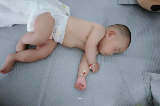 新余几个月宝宝会抬头